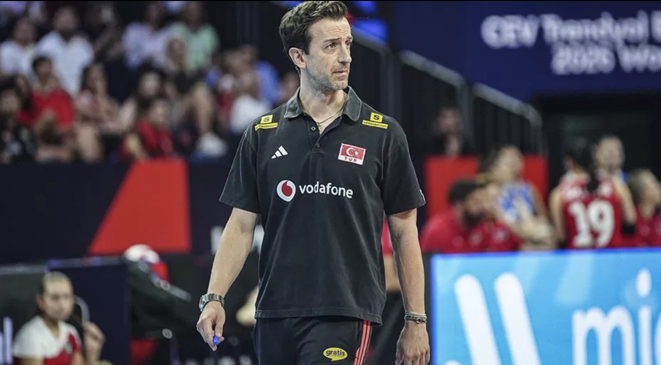 Daniele Santarelli coaching on court